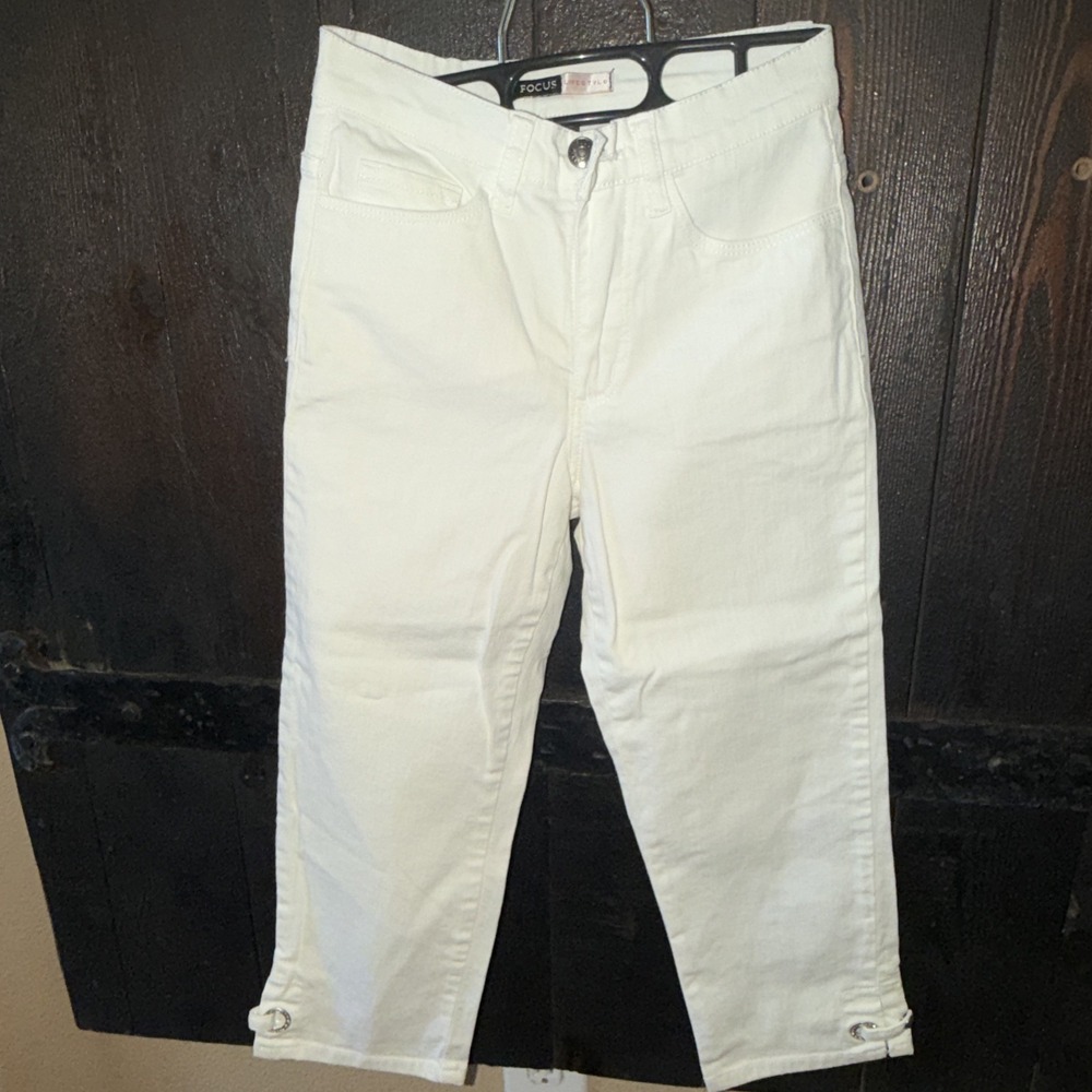 Focus Lifestyle Women's Size Petite Size 2 Cotton White Capri Jeans Rhinestone T